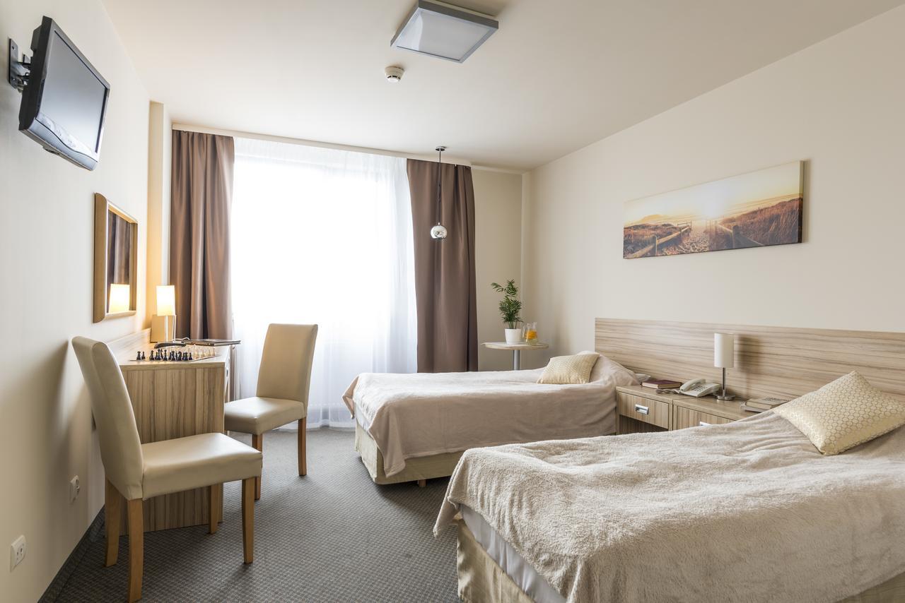 Willa Wiosenna Hotel Ozarow Mazowiecki Esterno foto