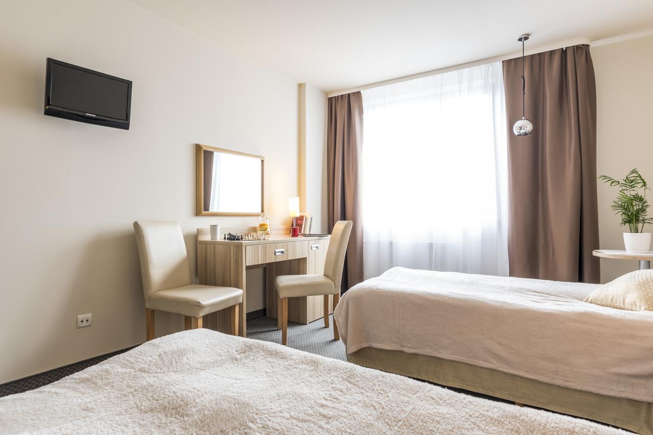 Willa Wiosenna Hotel Ozarow Mazowiecki Esterno foto